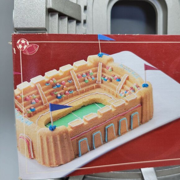 Nordic Ware Stadium Bundt Pan 9-Cup 2.1L Platinum Collection Heavy Cast Aluminum - Picture 3 of 9